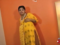 Heavy Indian femmes unwraps on the top of web cam